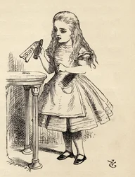 Alice osserva con curiosità la bottiglia «Bevimi», da «Le avventure di Alice nel Paese delle Meraviglie» di Lewis Carroll, pubblicato nel 1891